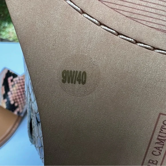 Vince Camuto Yelinda toe loop sandals size 9W/40 - Picture 8 of 9